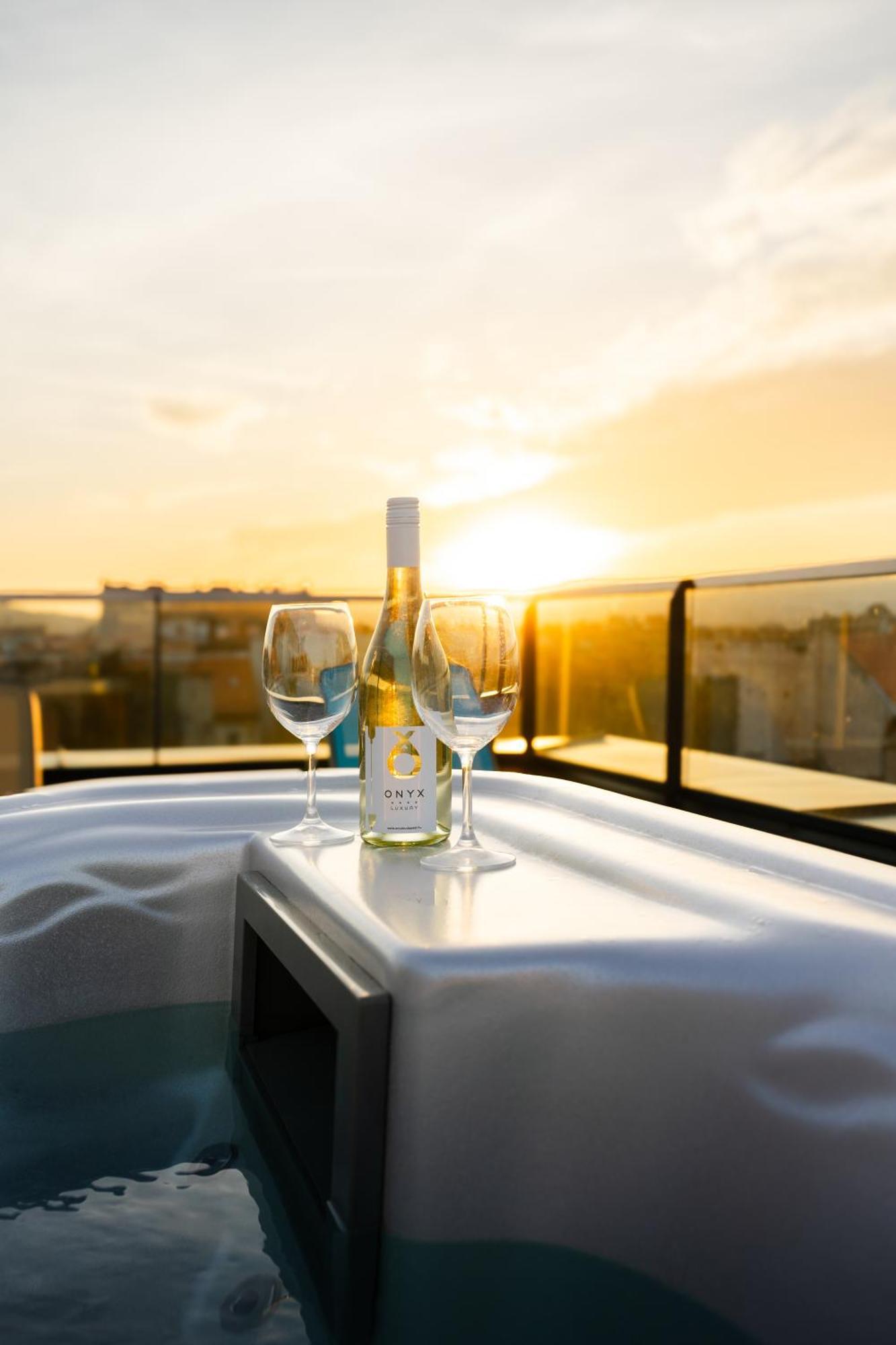 Onyx Luxury Budapest Exteriör bild